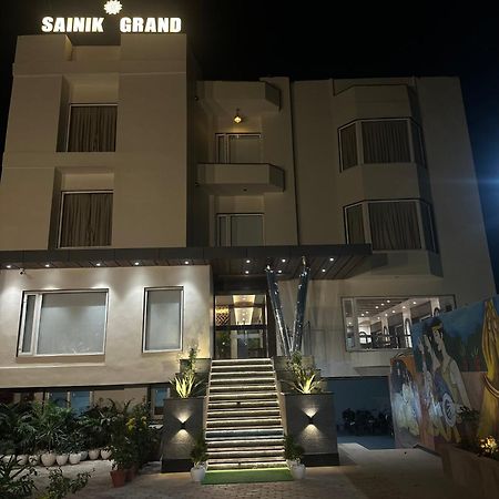 Hotel Sainik Grand Варанаси Екстериор снимка