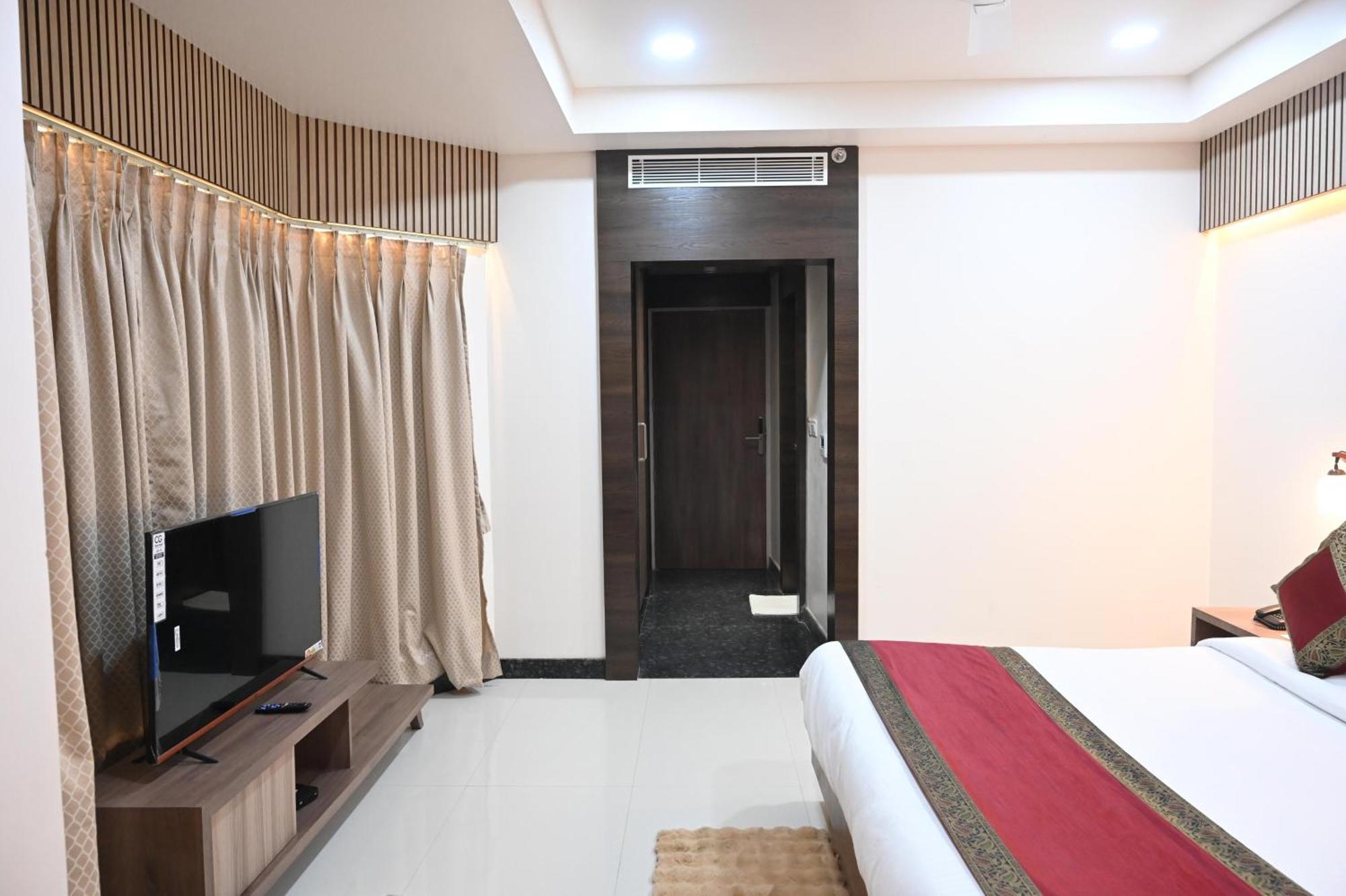 Hotel Sainik Grand Варанаси Екстериор снимка