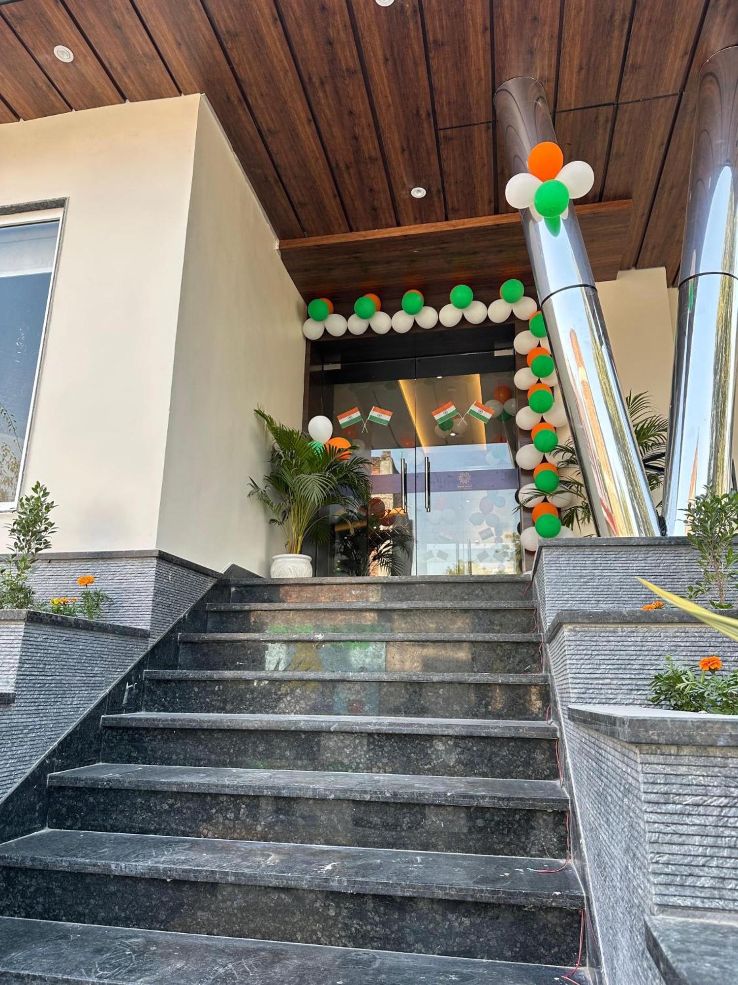 Hotel Sainik Grand Варанаси Екстериор снимка