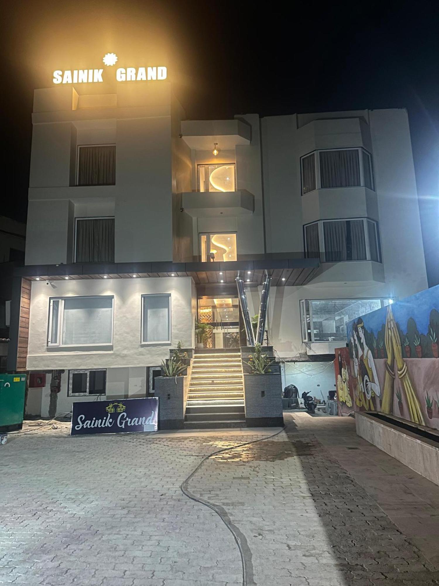 Hotel Sainik Grand Варанаси Екстериор снимка