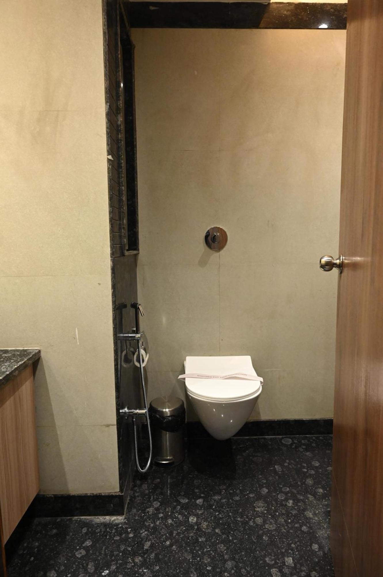 Hotel Sainik Grand Варанаси Екстериор снимка