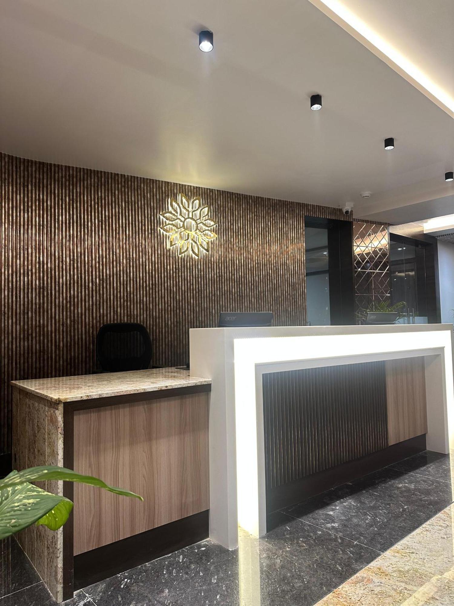 Hotel Sainik Grand Варанаси Екстериор снимка