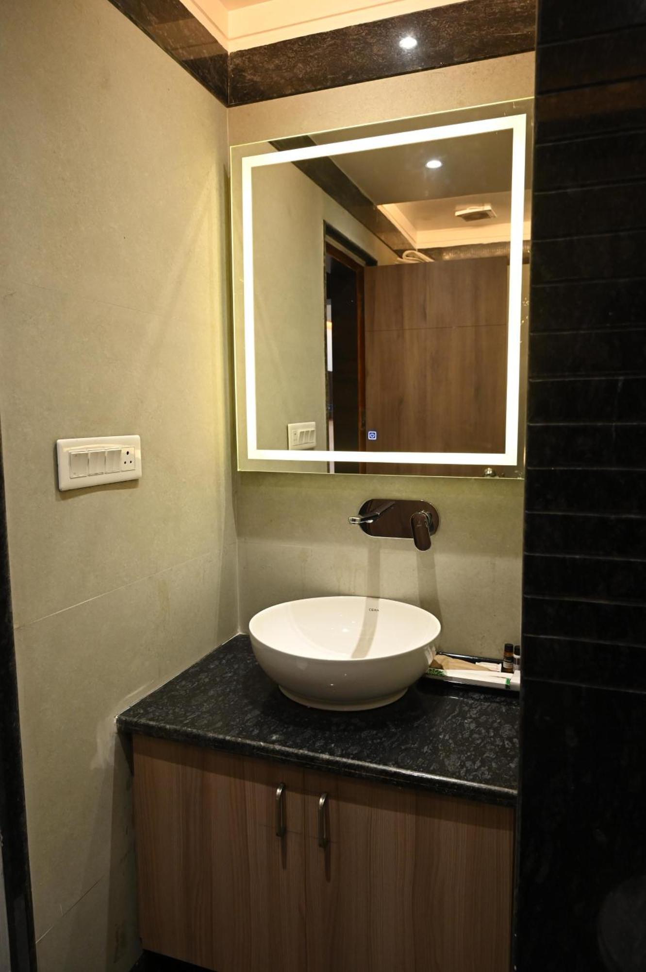 Hotel Sainik Grand Варанаси Екстериор снимка