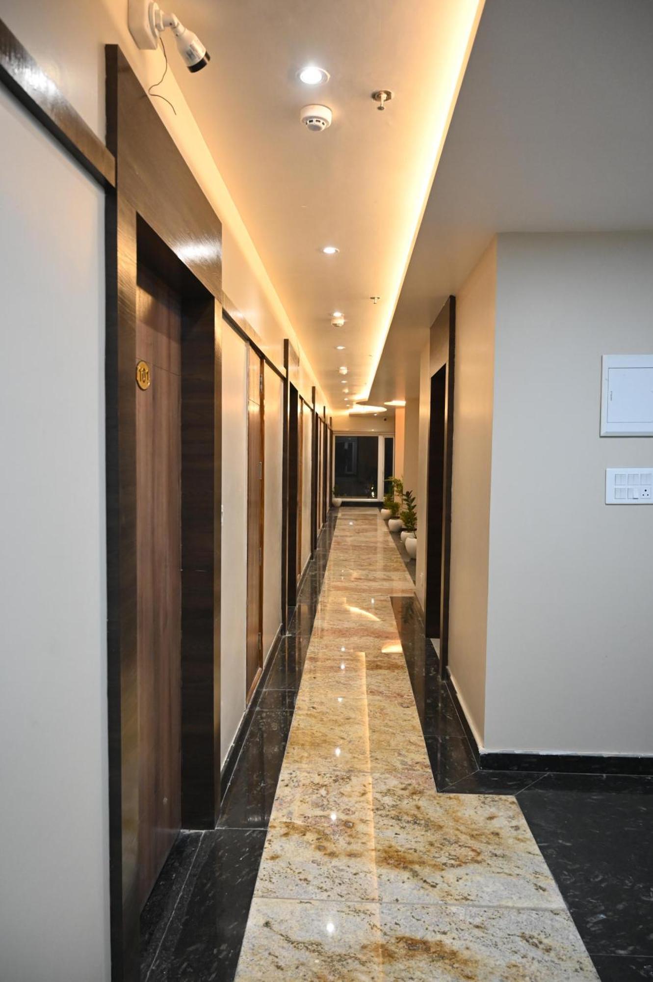 Hotel Sainik Grand Варанаси Екстериор снимка