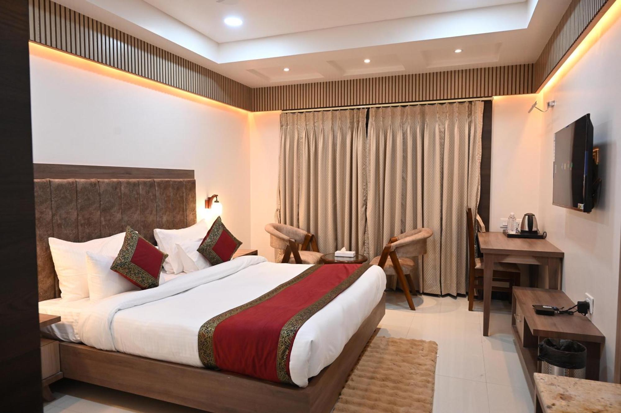 Hotel Sainik Grand Варанаси Екстериор снимка