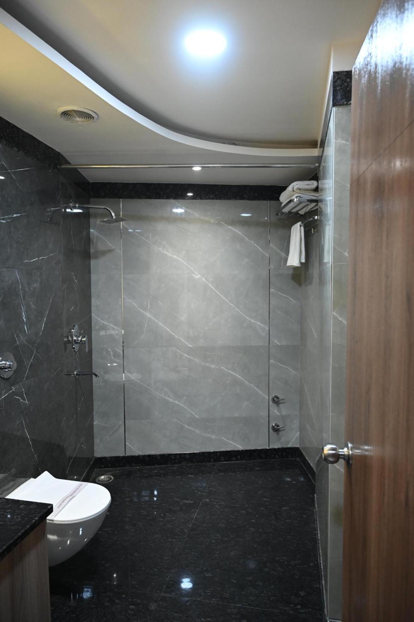 Hotel Sainik Grand Варанаси Екстериор снимка