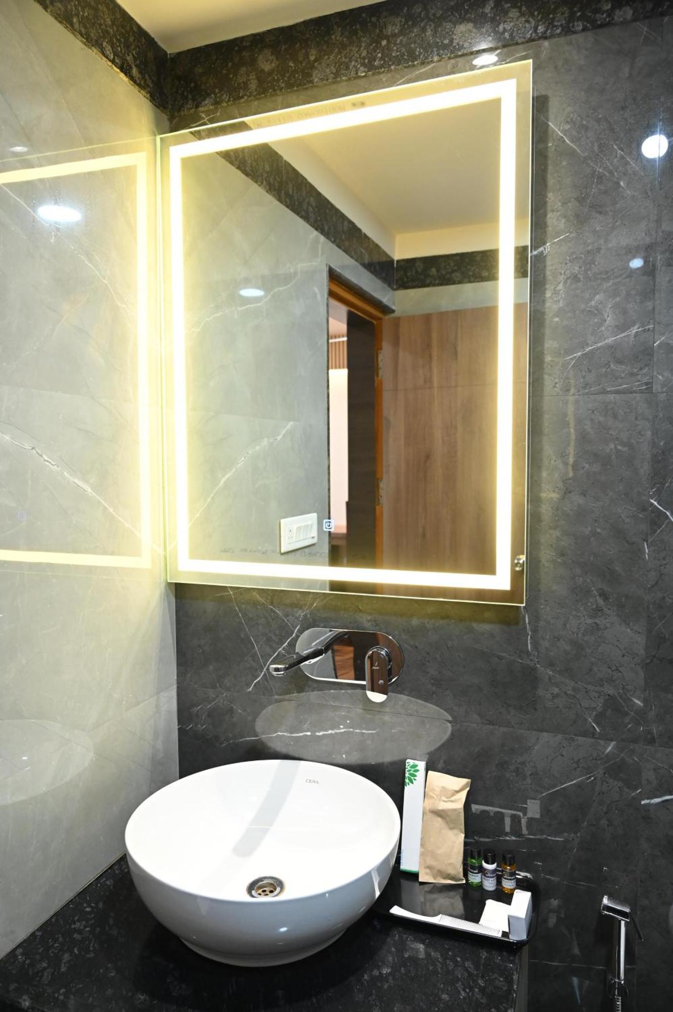 Hotel Sainik Grand Варанаси Екстериор снимка