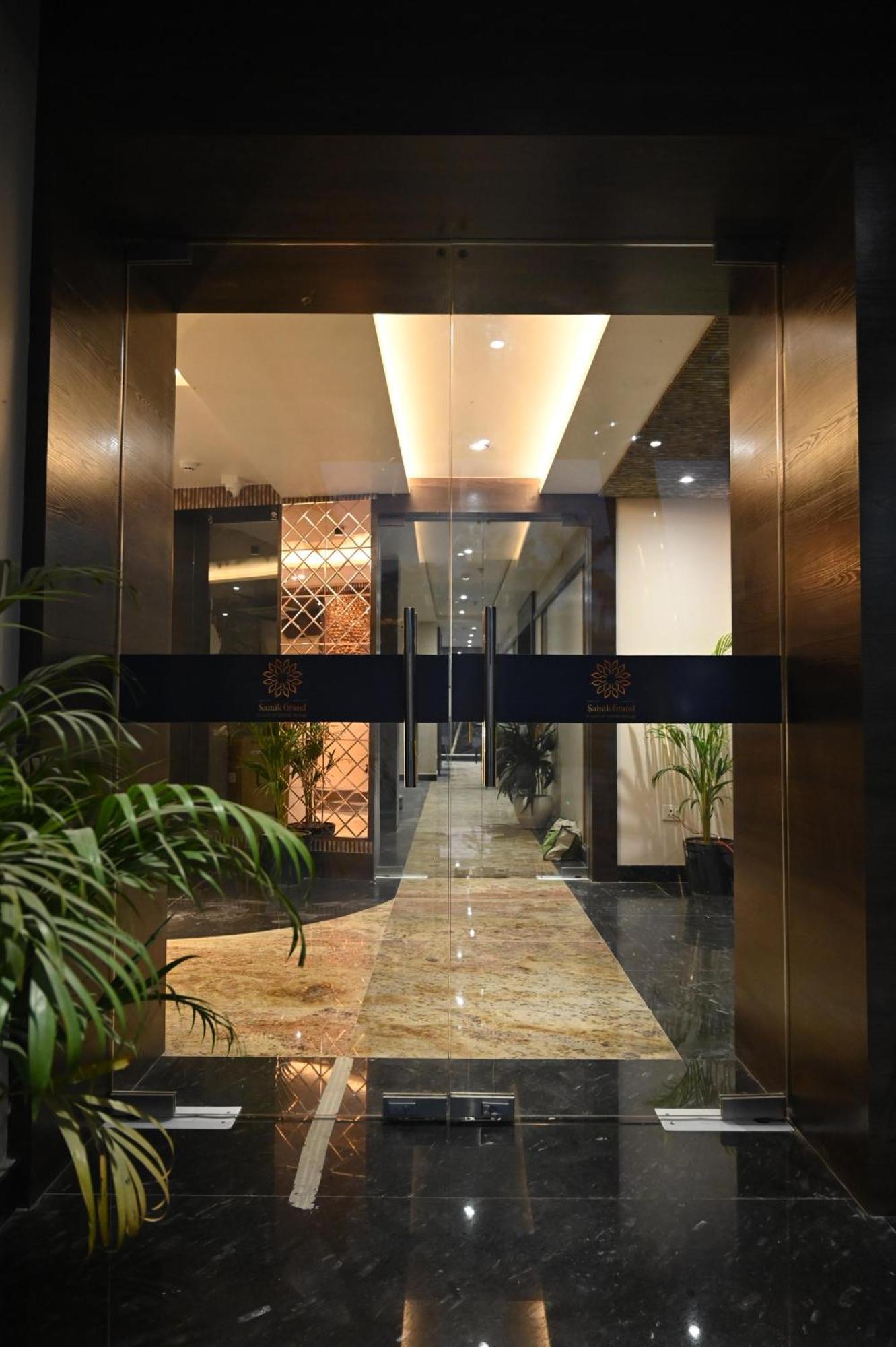Hotel Sainik Grand Варанаси Екстериор снимка