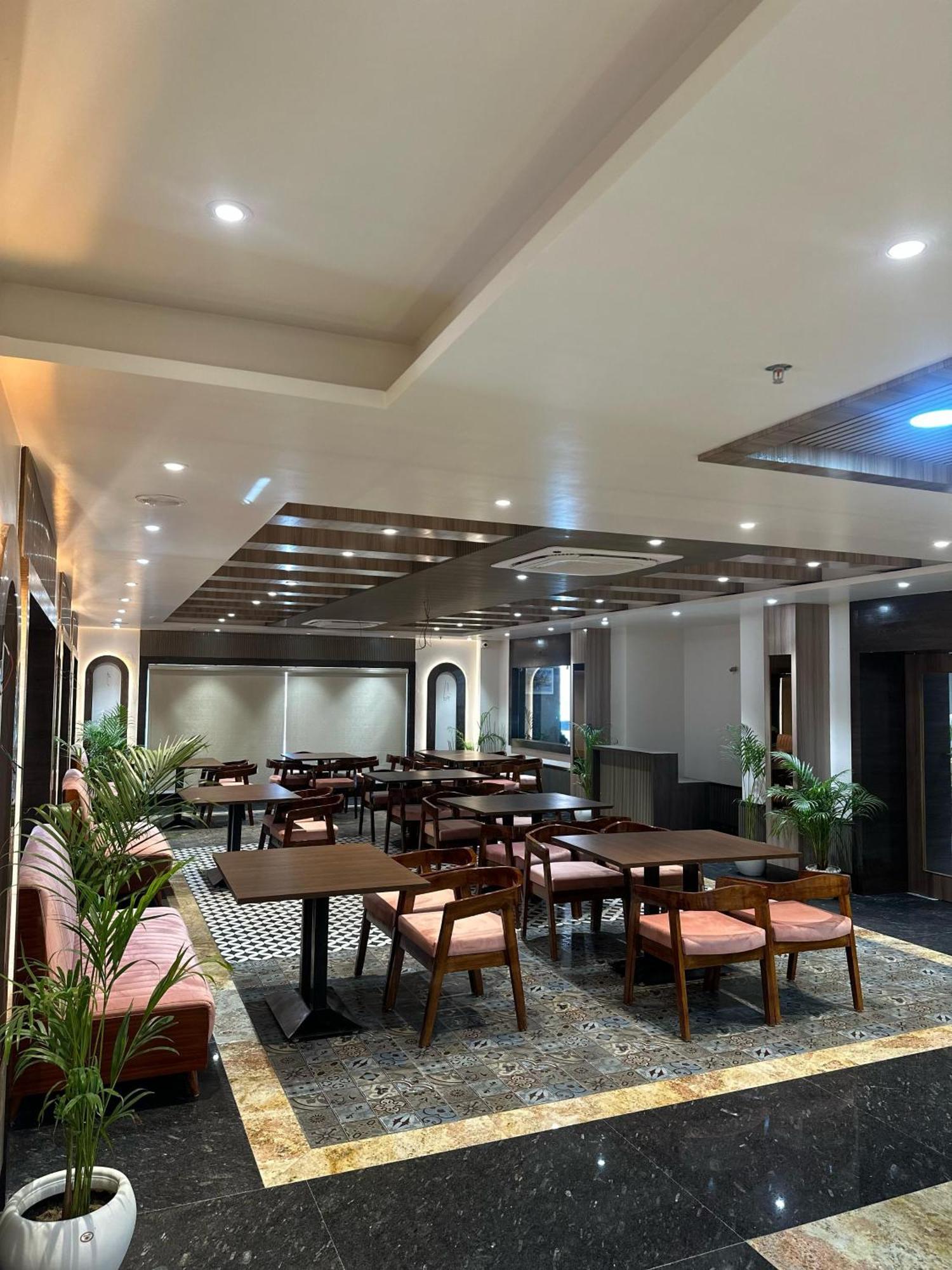 Hotel Sainik Grand Варанаси Екстериор снимка