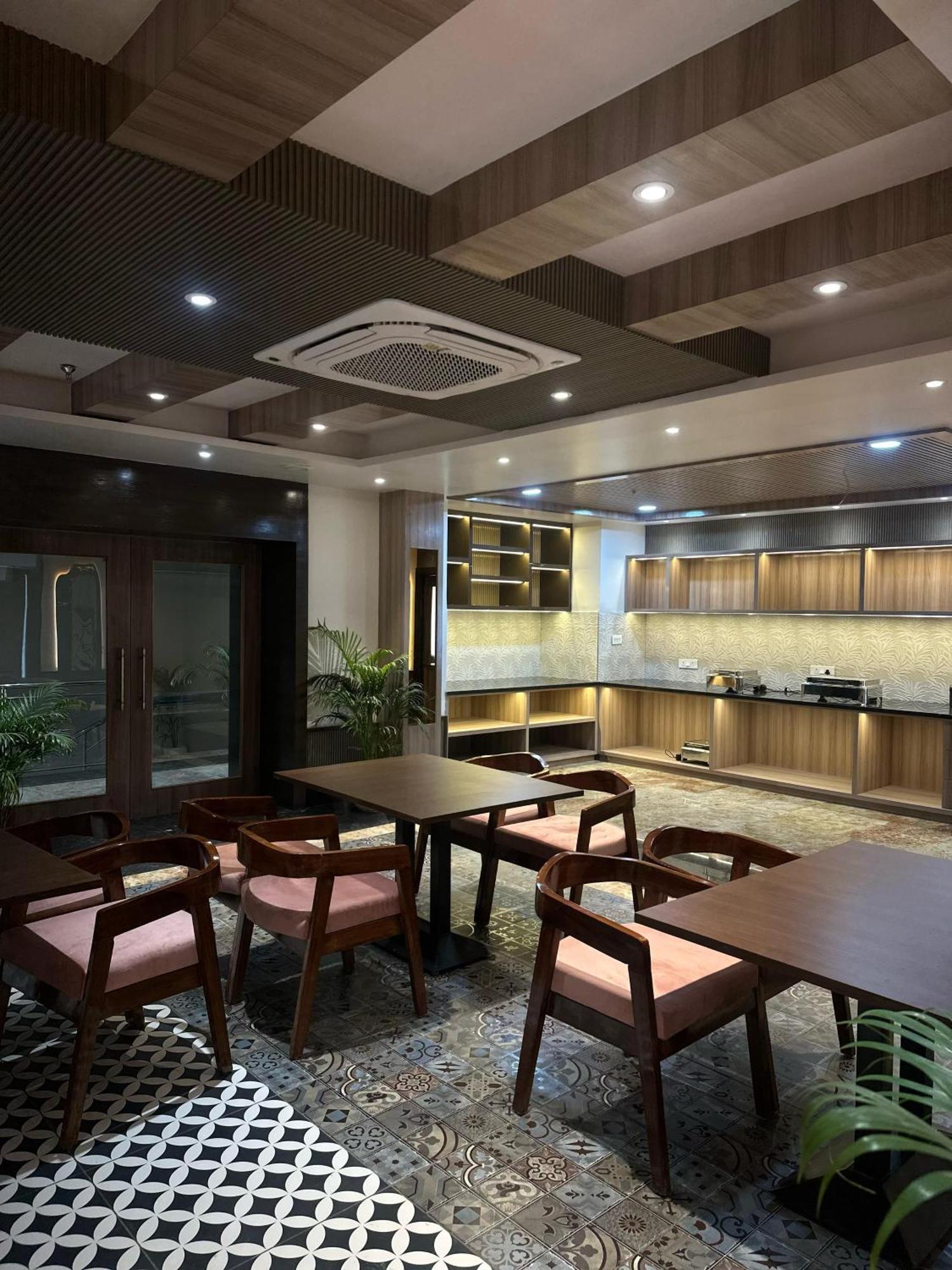 Hotel Sainik Grand Варанаси Екстериор снимка
