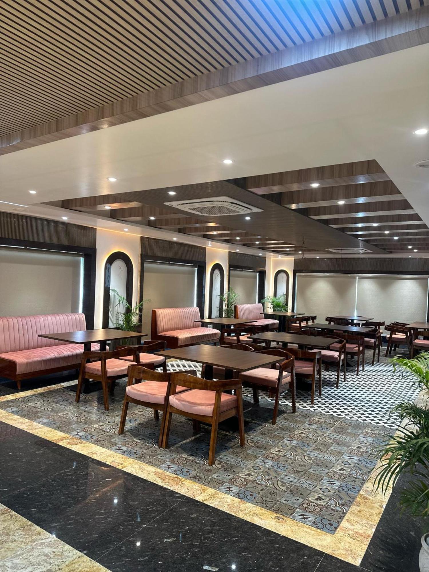 Hotel Sainik Grand Варанаси Екстериор снимка