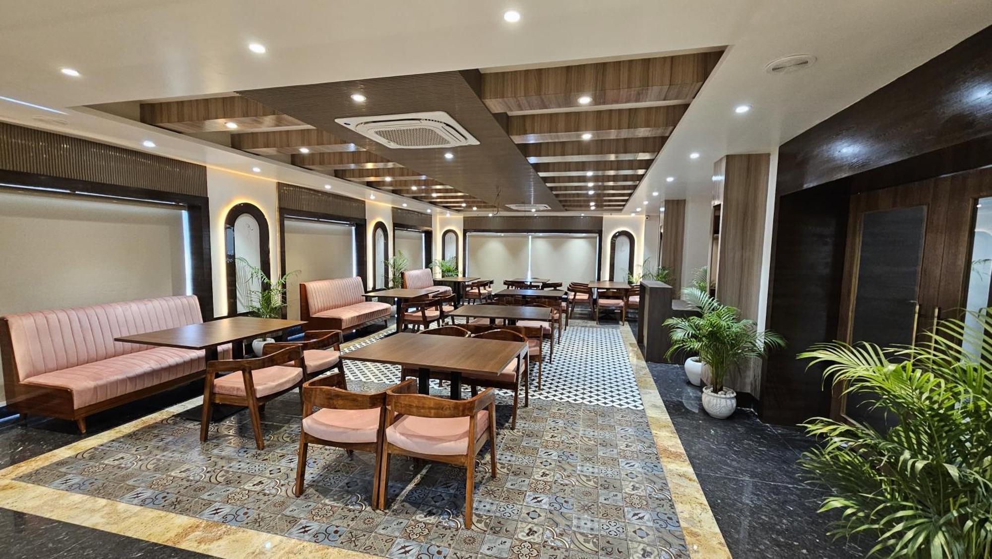 Hotel Sainik Grand Варанаси Екстериор снимка