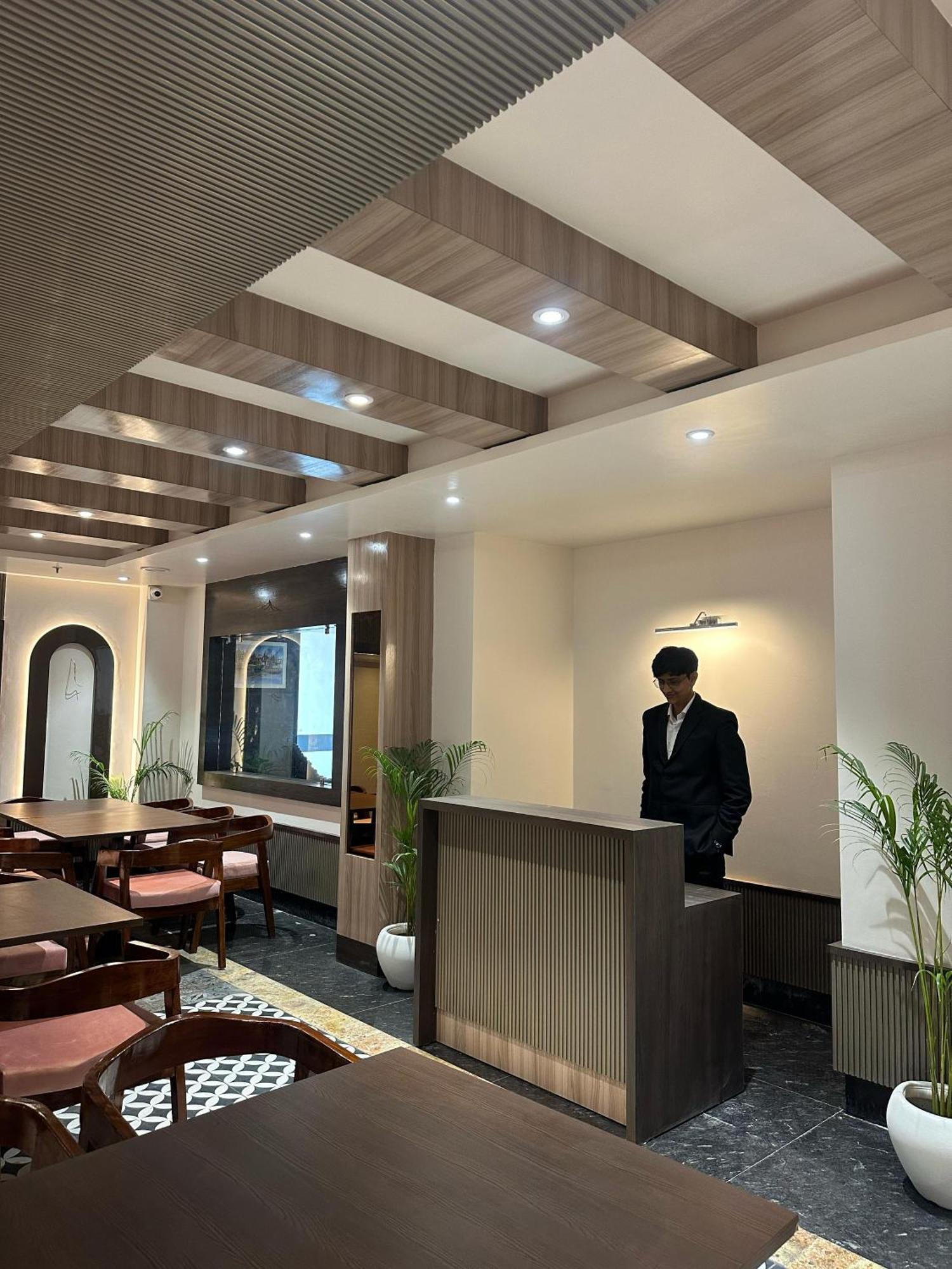 Hotel Sainik Grand Варанаси Екстериор снимка