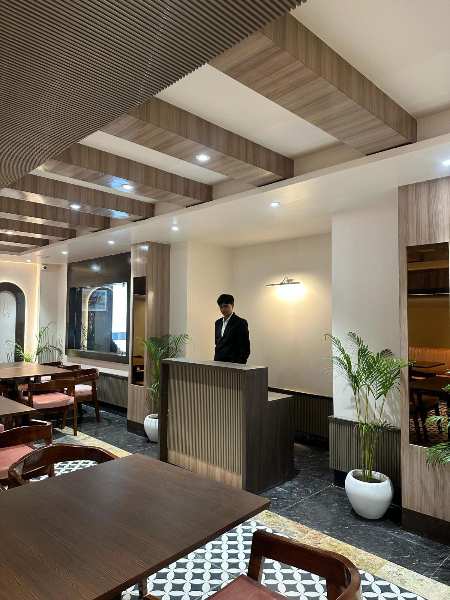 Hotel Sainik Grand Варанаси Екстериор снимка